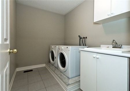 For Lease - 1137 Quick Street, Newmarket, Ontario - Photo 4