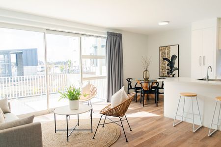 Cute, Light 2 bedroom 2 bathroom Apartment - Photo 5