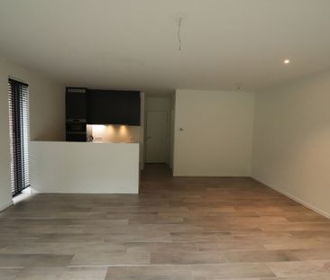 Gelijkvloers 2-slaapkamerappartement met ruim terras, carport en berging. - Foto 1