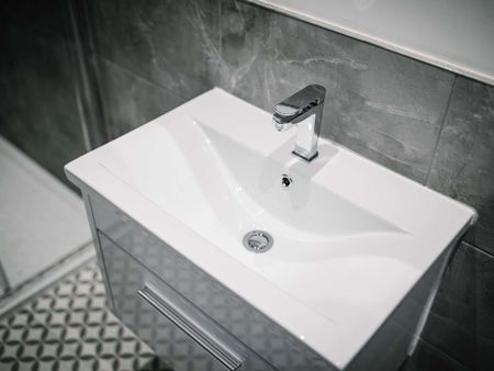 WOW - Stunning 6 Bedroom home located right next to Lancaster town centre Room 3 - Photo 2