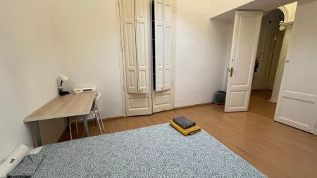 Room in a shared 11-bedroom apartment for rent in La Dreta de l'Eixample, students only - Photo 5
