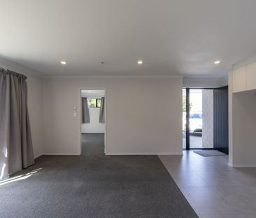 One Bedroom in Rototuna - Lawns included! - Photo 2