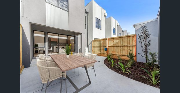 Modern Park-Front Townhouse in the Heart of the Brompton Community - Photo 1