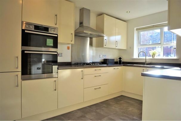 3 Bed End Terrace, Hatton Gardens, M7 - Photo 1