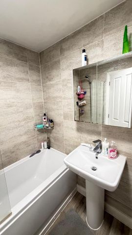 1 bedroom in a house share to rent - Photo 5