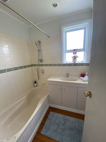 5-Bedroom, 2-Bathroom Family Home in Stanmore Bay - Photo 3