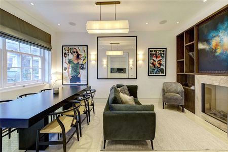 A beautifully presented three bedroom house in this pretty and quiet mews close to Kensington High Street. - Photo 2