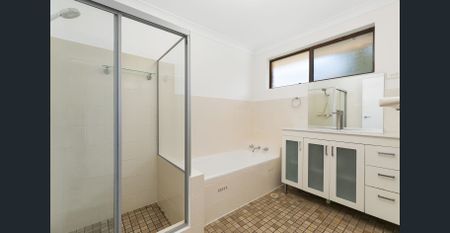 Three bedroom two storey townhouse - Photo 4