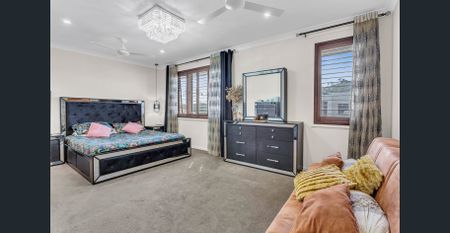 OUTSTANDING FAMILY HOME IN QUIET STREET - Photo 4