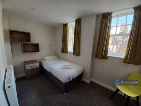 1 bedroom in a house share to rent - Photo 3