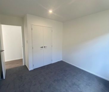 3 BEDROOM - SINGLE LEVEL - NEAR NEW - Photo 1