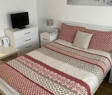 5 bedroom semi-detached house to rent - Photo 3