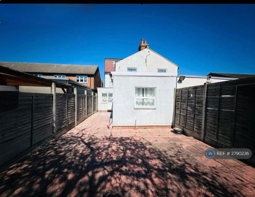 1 bedroom in a house share to rent - Photo 1