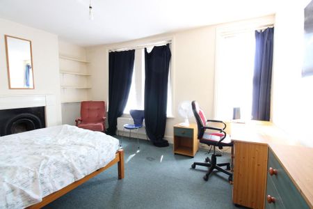 4 bedroom semi-detached house to rent - Photo 3