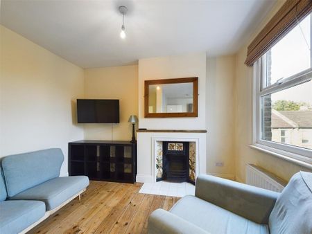 2 bedroom maisonette to rent - Photo 2