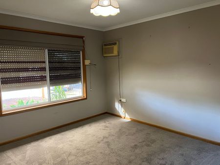 SPACIOUS 4 BEDROOM FAMILY HOME - Photo 4