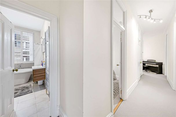 A contemporary three bedroom lateral apartment to rent in a desirable mansion block in Maida Vale. The property boasts a private balcony and communal gardens. - Photo 1
