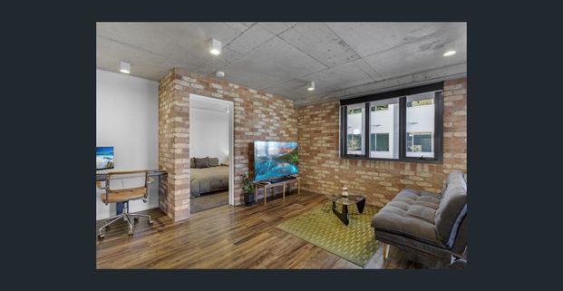 NEW YORK STYLE ONE BEDROOM FULLY FURNISHED APARTMENT IN THE HEART OF VARSITY! - Photo 1