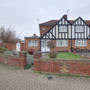 Bedford Crescent, Enfield EN3, London - Photo 2