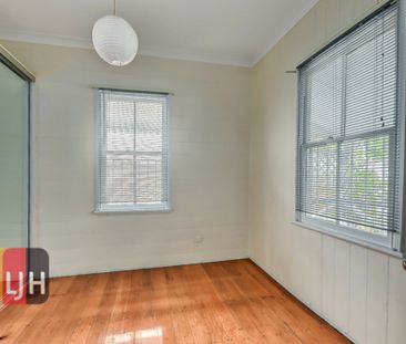CHARMING, 2 BEDROOM HOME WITH AIR CONDITIONING - Photo 2