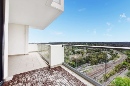Stylish 3 Bedroom High-Rise Apartment with Stunning View - Photo 5