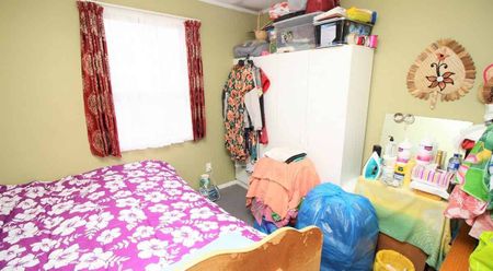 Spacious Family Home in a Peaceful Cul-de-Sac - Photo 2