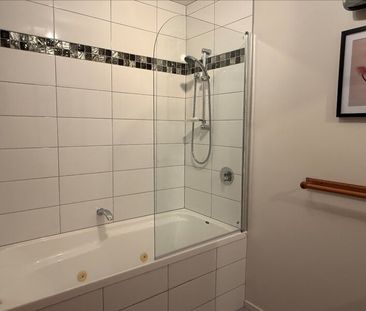 Private 3 bedroom family home – gardener included! - Photo 4