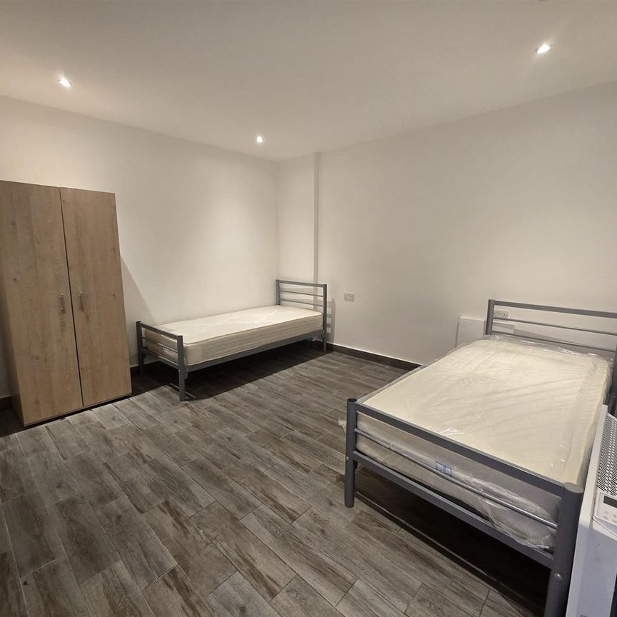 Selhurst Road, London SE25 - Photo 1