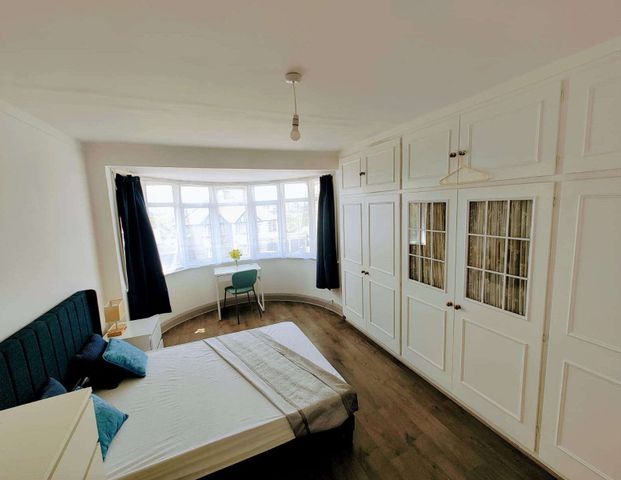 Randall Avenue Room 4 - Photo 1