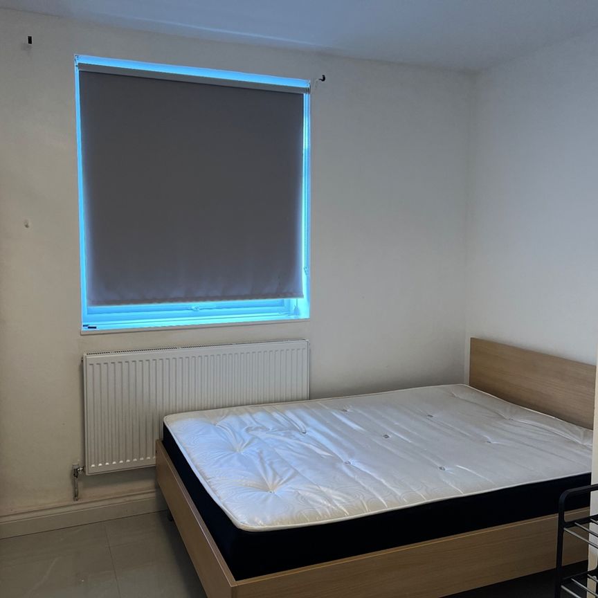 Room in a Shared Flat, Halliday House, E1 - Photo 1