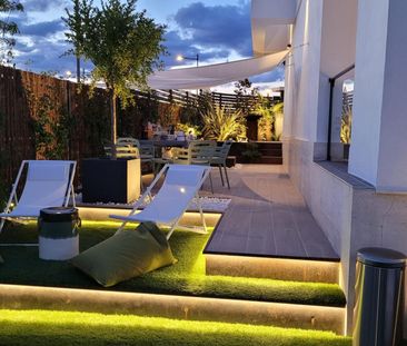 Jardín privado, diseño y luz | Chalet de esquina único en Boadilla - Photo 5