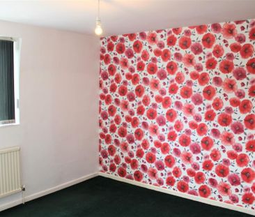 3 bedroom end of terrace house to rent - Photo 3