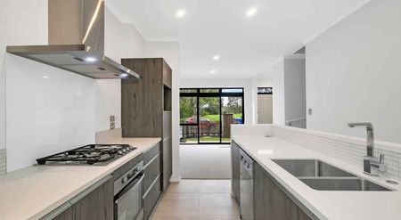 Brand new spacious townhouse in Karaka Lakes - Photo 2