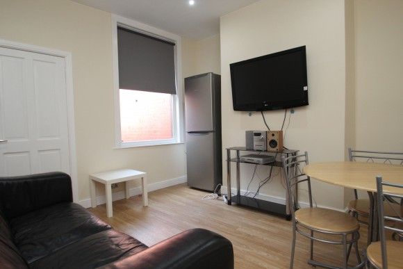 4 Bed - Carberry Terrace , Hyde Park, Leeds - Photo 1