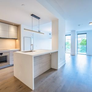 A 2.5 bed luxurious rental residence overlooking Forest Hill. - Photo 2