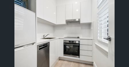 RENOVATED STUDIO IN PRIME LOCATION - BY APPOINTMENT - Photo 3