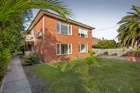 Sixties sophistication with so much space & a lock up garage - Photo 5