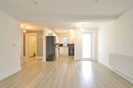 3 bedroom apartment to rent - Photo 2