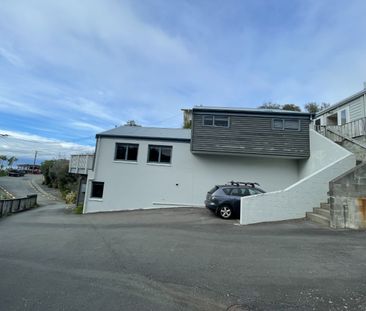 Sunny 3-Bedroom Townhouse in Sought-After Wadestown - Photo 1