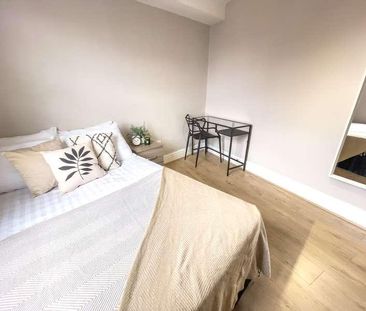 Clarence Street, L3 - Photo 1