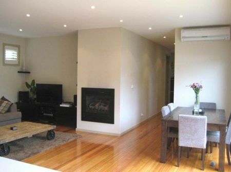 Charming 3-Bedroom Home for Lease in the Heart of Moorabbin - Photo 4