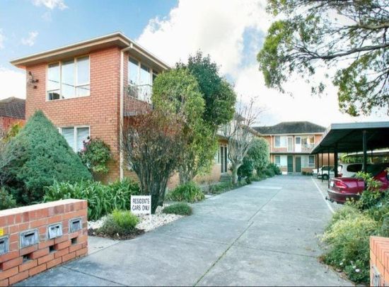 Prime Location - Walk to Supermarkets, Glenhuntly Train Station, Trams, Buses - Photo 1