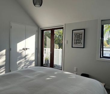 Fully furnished 3 bedroom home, walk to city. - Photo 4