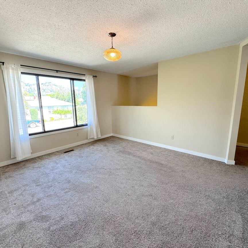 Dec.1st: Central – 3 bed, 2 bath main top floor suite - Photo 1