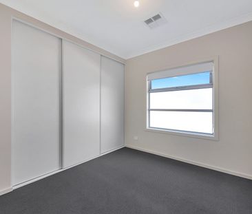 Townhouse in well sought area - Photo 2