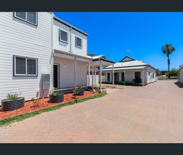 Modern Style Duplex - Photo 4