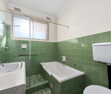 Top floor, oversized two bedroom apartment - Photo 3