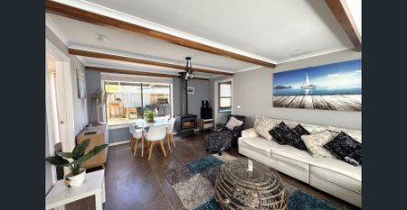 Fully Furnished 4 Bedroom - Ultimate Coastal Living - Photo 3