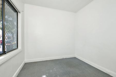 Stylishly refurbished historic terrace house in a sought-after location - Photo 4