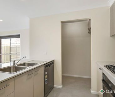 Easy living in the Ascot Estate! - Photo 5